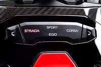 走行モードにはこれまでのストラーダ（標準）、スポルト、コルサに加え、エゴ（インディビジュアルモード）が設けられた。