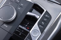 シフトセレクターはレバーから背丈の低いトグル式に変更されている。