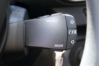 ステアリングコラムの右から生えるラジオのコントローラー。表示はメーター内の多目的インジケーターに頼っている。想像どおり「助手席のマルチェッラが操作しにくいのが欠点」とサンドロさんは指摘する。