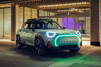 「MINIコンセプト エースマン」のボディー全長は4.05m。今後のMINIが重厚長大なクルマにはならないということがきっちり示されている。