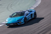 パワーユニットはV8エンジンを核としたプラグインハイブリッド。V8エンジン搭載のランボルギーニは1981年デビューの「ジャルパ」以来とのこと。