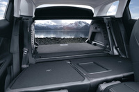 荷室容量は、従来モデルより88リッター大きい520リッターを実現。また、ワンタッチで後席を倒すことができる。