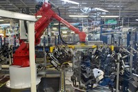 設置されているロボットの数は、なんと1200基以上。それぞれの持ち場で、忙しそうに作業を続ける。