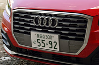 継ぎ目のない輪郭を描く「シングルフレームグリル」。「Q2」のものは、ほかのアウディ車の六角形とは異なる八角形になっている。