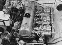 オプション設定された、イタリアから輸入したウエーバー製ツインチョークキャブレターを3連装した図。グランプリ仕様では最高出力150PS前後にまで高められていたという。ちなみにウエーバーキャブをオプション設定なり標準装着した日本車は、この「スカイラインGT」（および後の「2000GT」）が最初で最後だった。