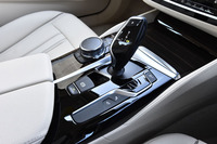 トランスミッションは8段AT。