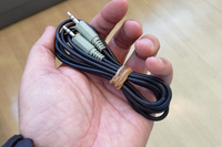 記者にとっては夢の高級車生活だったが、なんと車載オーディオがウォークマンとBluetooth接続できず。仕方なしにハードオフでAUXのケーブルを購入したのだが、今度は端子の形状が合わないという事態に。結局「Cクラス」での優雅な音楽鑑賞は断念した。つくづく、高級ドイツ車とは相性が悪い人生である。