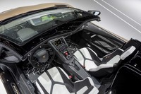 左右2分割式の取り外し可能なカーボン製ルーフを持つ「アヴェンタドールSVJロードスター」。