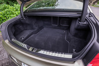 手触りのいいカーペットで覆われた荷室の容量は420リッターで、これはW12エンジン搭載車と同じ数値。後席背もたれのセンターには、スキーホールが備わる。