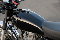 燃料タンクの容量は12リッター。油種はレギュラーガソリンとなっている。