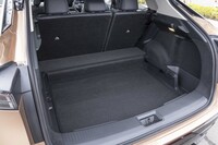 FWD車には荷室の床下にも容量66リッターの収納スペースが用意される。