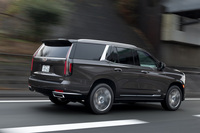 街なかでは持て余すほどの巨体に、豪華装備を満載した新型「エスカレード」。サイズ相応の存在感を放つクルマだけに、オーナーにはかなりの胆力が求められることだろう。