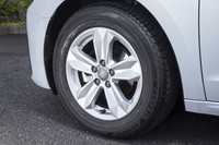 185/65R15というタイヤサイズに懐かしさを感じた。しかしながらきちんとアルミホイールを装備している。