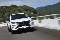 「エクリプス クロス」のディーゼルモデル（全車4WD）には、三菱独自の車両統合制御システム「S-AWC」が搭載される。電子制御4WDとアクティブヨーコントロール、アクティブスタビリティーコントロール、ABSを統合制御することで、走行安定性を高める。