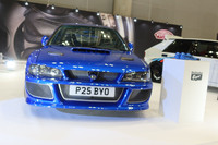 青い「オニツカタイガーMEXICO 66 DRIVING」は、「スバル・インプレッサ22B」をベースとするレストモッド車「プロドライブP25」（写真）がイメージ。