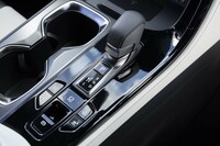 バイワイヤ式のシフトセレクターは高さが抑えられているのと前方に傾けられているのがポイントで、自然と手のひらで包み込むように握れる。操作時にはきちんとしたクリック感がある。