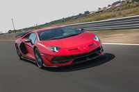 動力性能については、最高速が350km/h以上、0-100km/h加速が2.8秒、0-200km/h加速が8.6秒と公称されている。