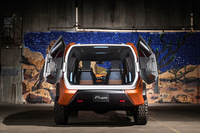 バックドアは、スイッチの切り替えにより、観音開き（写真）にもなれば、上方への跳ね上げも可能になる。