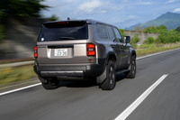 プラットフォームは基本的に上級モデル「ランドクルーザー“300”」と共通。シャシーはラダーフレームで、サスペンションは前がダブルウイッシュボーン式の独立懸架、後ろがリジッドアクスル（コイルスプリング）となる。