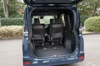 荷室関連では、3列目シートの格納がさらに楽になったことと、電動テールゲートに開口角を任意で設定できる機能が追加された点がトピックだ。（写真：向後一宏）