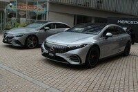 メルセデスは100％電動モデルである「EQS」（写真手前）と「EQE」（同奥）で、セダンの新たな形を提案している。