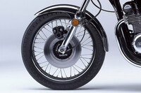 大型のバイクでもハンドリングを楽しめるよう、吟味された足まわりも「Z1」の特徴。“フロント19インチ”のマシンとしては、いまだに理想的なハンドリングではないだろうか。