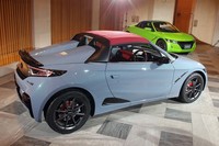 「S660モデューロX バージョンZ」（写真手前）は、カタログモデルの「S660」（同奥）と同じラインで生産される。