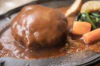 
	洞爺湖周辺では観光客に人気の洋食店でランチをいただく。写真はハンバーグステーキ（200g）。

	 
	