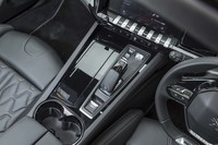 バイワイヤ式シフトレバー周辺には、電動パーキングブレーキのスイッチや走行モードのセレクトボタンが並ぶ。