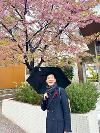 早咲きの桜を喜んでいたシンガポール人観光客に撮ってもらった一枚。webCG本社に近い代官山で。