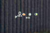 軽自動車初という、フロントガラス投影式のヘッドアップディスプレイを採用。車速やシフトポジションなどの基本情報に加えて、ハイブリッド機構のエネルギーフロー（写真）といった情報も表示できる