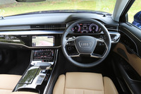 ユニークな4スポークデザインが採用されたステアリングホイール。日本仕様車のハンドル位置は右のみとなる。