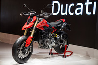 まずは開催国イタリアのメーカーであるドゥカティの展示から。この9月から、順次2026年モデルを発表していたドゥカティは、その締めくくりとしてEICMAで新型「ハイパーモタードV2」を発表した。動弁機構にはギア式の「デスモドロミック」ではなく、一般的なバルブスプリング方式を採用。排気量890ccの挟角90°V型2気筒エンジンは120PSの最高出力を発生する。専用設計のアルミモノコックフロントフレームとトレリスタイプのリアフレームを組み合わせ、前モデルに比べ13kgの軽量化を実現。