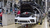 同じく、ポルシェの工場におけるワンシーン。写真のモデルは先代991型の「ポルシェ911スピードスター」。