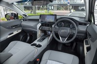 「Z」および「G」ではインテリアカラーはブラックが標準で、ブラウン、またはグレー（試乗車）もチョイスできる（“レザーパッケージ”を除く）。