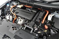 パワーユニットは基本的に「アコード」と同じで、2リッターガソリンエンジンに2基のモーター／ジェネレーターを組み合わせたハイブリッドシステムを搭載する。ただし、緩加速時や登坂走行時にもエンジン走行ができるよう、エンジン走行モードに“High”と“Low”の2つのギアが採用された。