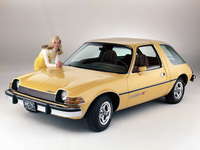 「AMCペーサー」。全長は日本車と変わらないサブコンパクト級の4360mmながら、全幅はフルサイズ並みの1955mmという極端に幅広いプロポーションと大きなグラスエリアから、日本でつけられたあだ名は「金魚鉢」だった。