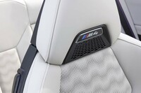 前席にはヘッドレスト部から温風を送り乗員の首まわりを温める機能が備わる。