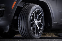 ビード部に補強材を追加することで横方向の剛性をがっちりと強化。ハンドリング性能と安定性を高めている。