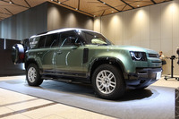 会場には、ディフェンダーブランドでは日本初導入となる商用モデル「ハードトップ」も展示された。