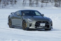 最高出力570PSの3.8リッターV6ツインターボ搭載の「GT-RプレミアムエディションT-Spec」でもトライ。自在にコントロールするのは難しいが、うまくスライドさせて曲がれると楽しい。