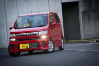 水平基調の2段に分割されたヘッドランプが特徴的な「ワゴンRハイブリッドFZ」。