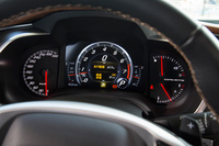 メーターパネルの中央は8インチのカラーディスプレイとなっており、エンジンの回転数に加え、車両の加速度やタイヤ温度など、さまざまな情報を表示することができる。