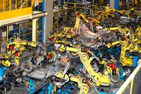 ホンダの鈴鹿製作所にて、「N-BOX」（「N-VAN」かも？）のフロア部分を組み立てる溶接ロボット。“彼ら”の動きは、すべてロボットティーチングによって人が記録したものだ。