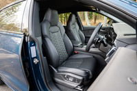 「RS Q8」のシートはレザーとアルカンターラのコンビタイプが標準だが、オプションでバルコナレザーのフルレザーシート（写真）も用意される。