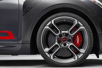 足まわりは、軽量な鍛造18インチアルミホイールと225/35R18サイズのスポーツタイヤの組み合わせ。ハンドメイドで成型されたカーボンファイバー製ホイールアーチカバーを装備する。