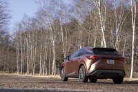 プラグインハイブリッド車の「RX450h＋」は各種税制で優遇されるのも見逃せないポイント。エコカー減税などの対象になるのに加えて、クリーンエネルギー自動車導入促進補助金（令和4年度で55万円）や各地方自治体からの補助金も受けられる。