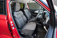 従来型のシートはお尻から座るとサイドサポートがすぐにつぶれてしまったが、新型ではウレタンに芯が入ったかのようにしっかりした。サイズにもゆとりがある。