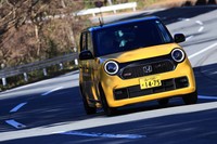 フロントがストラット式、リアがトーションビーム式のサスペンション形式は先代モデルと同じ。タイヤの上下動による抵抗を軽減する横力キャンセルスプリングを新たに採用した。