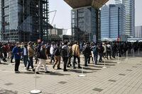 東京モーターサイクルショーの会場となった東京ビッグサイトの様子。入場者の列は、西展示棟の入り口から屋外のメインエントランスまで伸びていた。